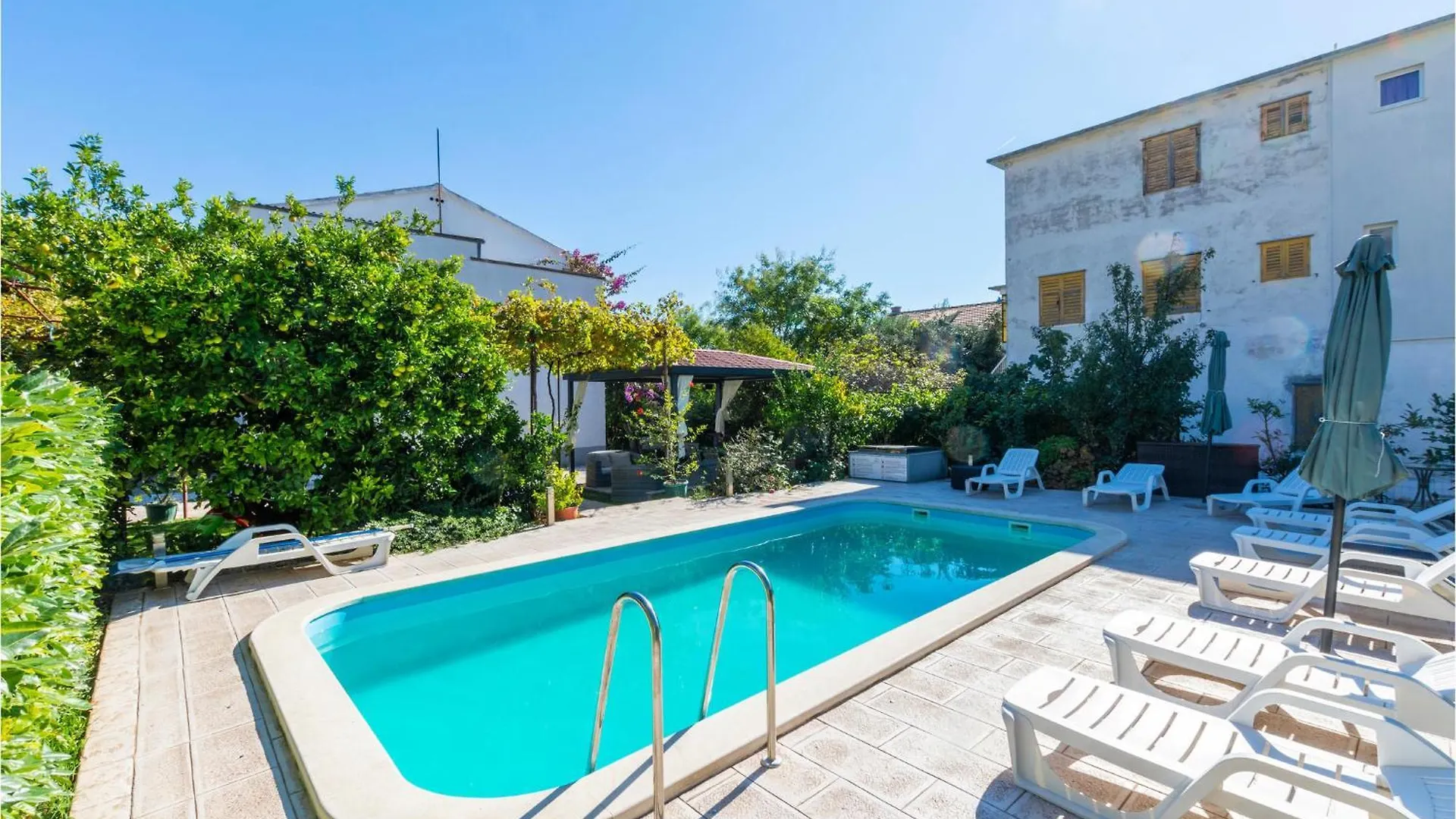 Nice Apartment In Kastel Stari With Kitchen Kastela